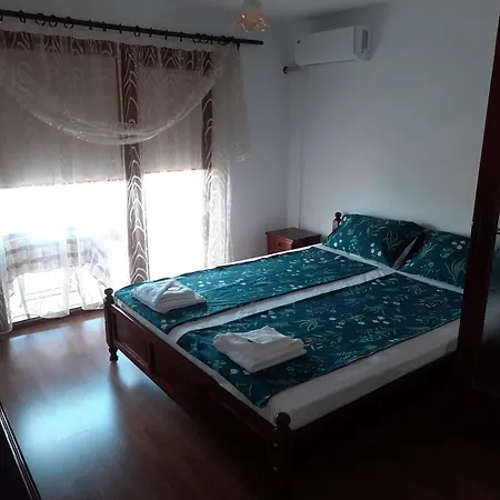 сара * Velingrad